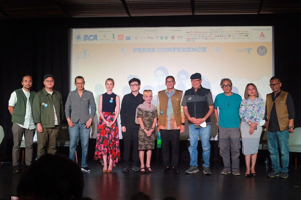 Menparekraf Sandiaga Uno (kelima dari kanan) bersama Founder Jazz Gunung Sigit Pramono (keempat dari kanan) dan Butet Kartaredjasa (ketiga dari kanan), EVP Corporate Communication & Social Responsibility BCA Hera F. Haryn (kedua dari kanan) dan Kurator Jazz Gunung Bromo 2023, Bintang Indrianto (paling kanan) bersama seluruh panitia penyelenggara Jazz Gunung Bromo 2023 dalam konferensi pers Jazz Gunung Bromo 2023 (13/06/2023).

