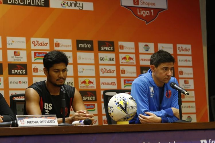 Pelatih PSM Makassar Darije Kalezic (biru) saat konferensi pers di Jakarta jelang lawa melawan Persija Jakarta, Rabu (28/8/2019).