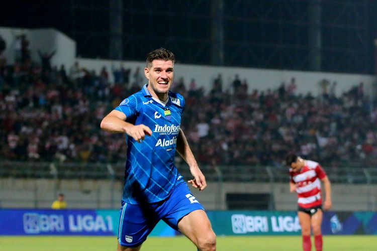 Nick Kuipers pahlawan kemenangan Persib Bandung lewat gol semata wayangnya saat mengalahkan Madura United dalam pertandingan pekan ke-18 Liga 1 2023-2024 di Stadion Gelora Bangkalan, Madura, Rabu (1/11/2023).