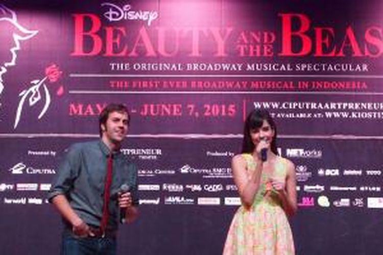 Pemeran 'Beast', Darick Pead dan Belle Hilary Maiberger dalam 'Disney's Beauty and The Beast The Original Broadway Musical Spectacular' menyanyikan lagu yang akan dipertunjukkan pada Mei 2015.