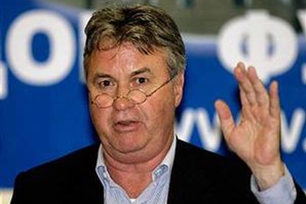 Pelatih Rusia, Guus Hiddink, paling favorit menjadi pelatih Chelsea berikutnya.