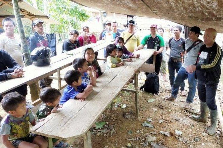 Kepala Dinas Pendidikan Kabupaten Balangan, Sulaiman Kurdi melihat kondisi pendidikan di Dusun Ambatunin, Desa Uren, Kecamatan Halong, Kabupaten Balangan, Kalsel. 


