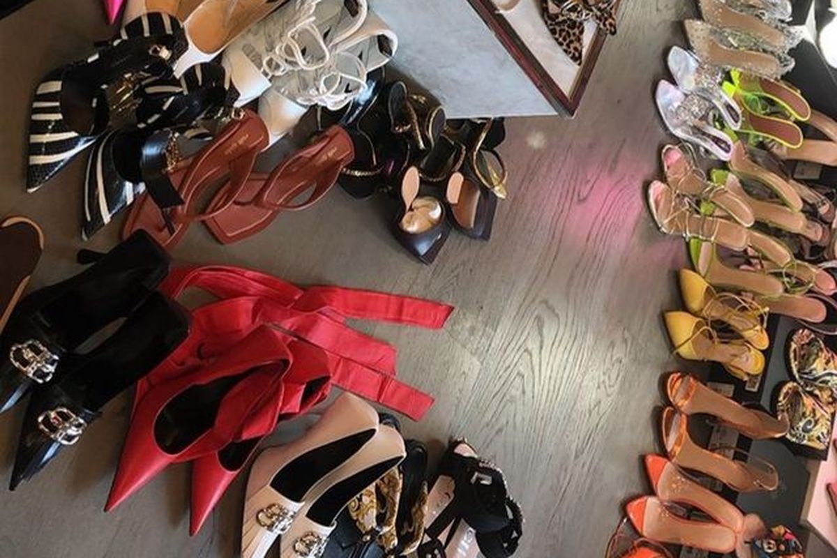 Koleksi sepatu hak tinggi mewah Kylie Jenner yang dipamerkan lewat Instagram story.
