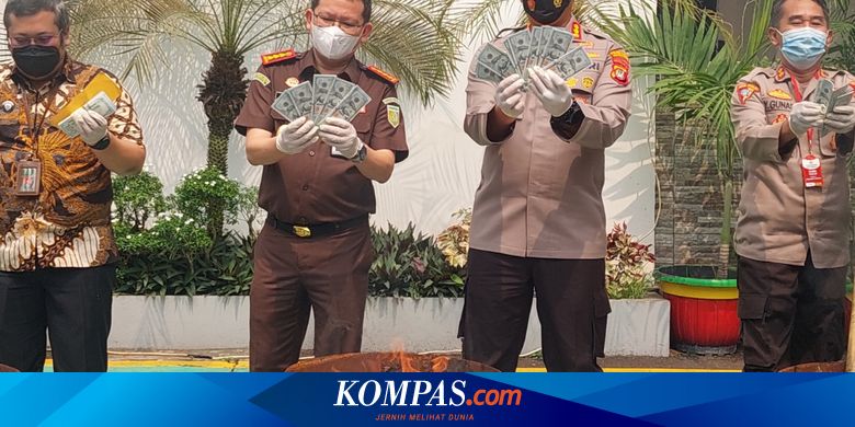 Kejari Kota Tangerang Musnahkan Barang Bukti 1.945 Lembar Uang Dollar AS Palsu hingga 31 Senjata Tajam - Kompas.com - Megapolitan Kompas.com