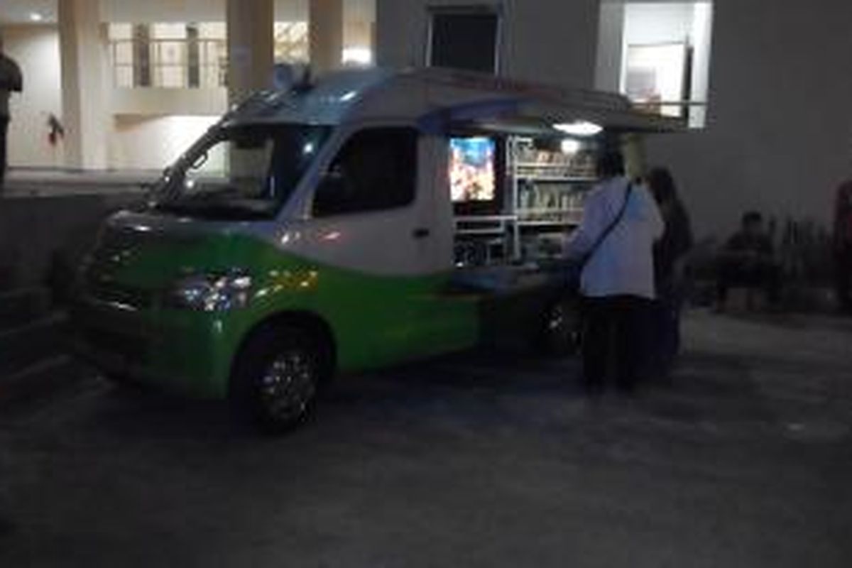 Mobil perpustakaan keliling 3 in 1 akan disiagakan selama beberapa hari ke depan di rusunawa Jatinegara, mulai Minggu (23/8/2015) malam.