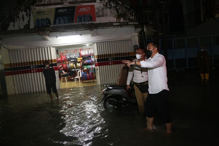 Wali Kota Surabaya Eri Cahyadi turun langsung berkeliling ke sejumlah kawasan di Surabaya untuk mengecek genangan akibat hujan deras yang terjadi pada Senin (21/2/2022) sore.