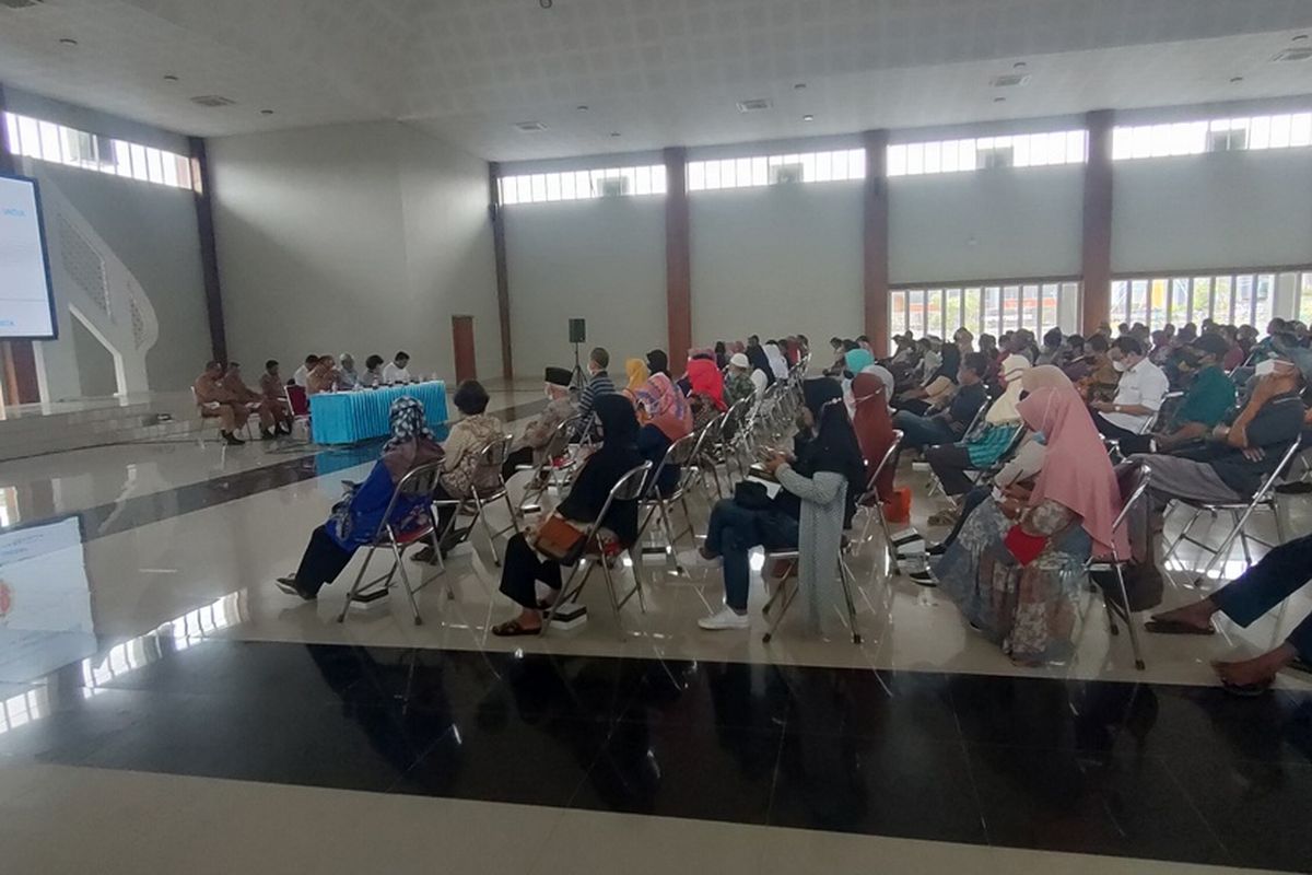 Sosialisasi Pengadaan Tanah Pembangunan Jalan Tol Solo-Yogyakarta-YIA di hall Taman Budaya Kulon Progo, Kabupaten Kulon Progo, Daerah Istimewa Yogyakarta, Senin (28/11/2022). Warga terdampak jln tol nanti as Kelurahan Wates di Kapanewon Wates dan Kalurahan Karangsari dan Kalurahan Pengasih dari Kapanewon Pengasih ikut dalam sosialisasi ini.