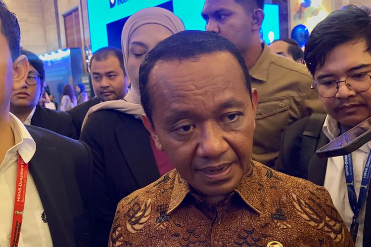 Menteri Energi dan Sumber Daya Mineral (ESDM) Bahlil Lahadalia ditemui usai acara HIPMI-Danantara Business Forum 2025 di Kempinski Grand Ballroom, Jakarta, Senin (20/10/2025).