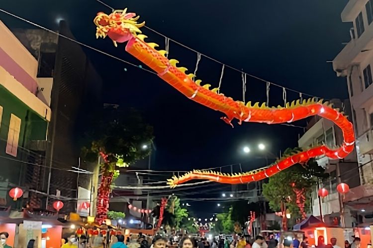 Lampion merah menyala, aroma masakan menguar, deretan stan kuliner siap memanjakan lidah di Jalan Kembang Jepun, Bongkaran, Surabaya pada akhir pekan lalu.