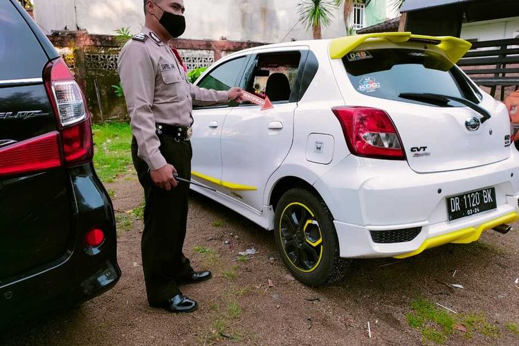 Suasana olah TKP kejadian pencurian Uang 190 Juta Milik Koni Mataram Raib, Pencuri Pecahkan Kaca Mobil