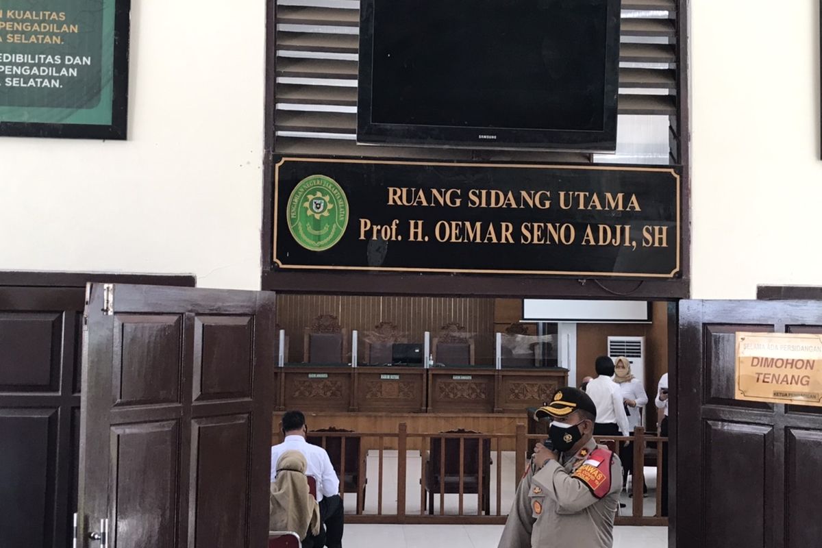 Sidang praperadilan tersangka kasus penghasutan dan kerumunan, Rizieq Shihab dilakukan di Ruang Sidang Utama Prof. H. Oemar Seno Adji Pengadilan Negeri Jakarta Selatan pada Senin (4/1/2021).