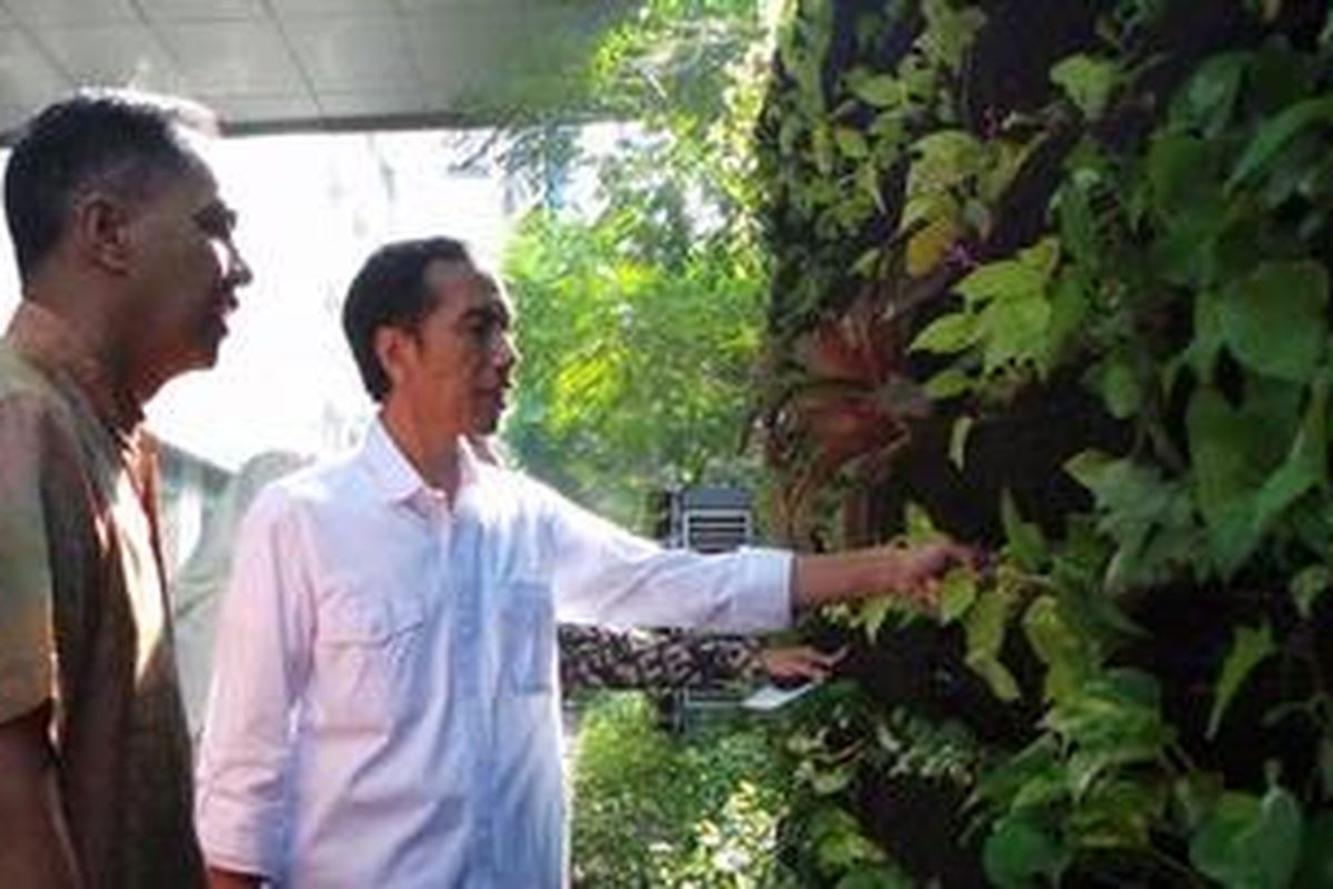 Gubernur DKI Jakarta Joko Widodo bersama Menteri Perdagangan Gita Wirjawan saat melihat-lihat taman gantung di halaman Gedung Kementerian Perdagangan, Jakarta Pusat, Selasa (26/2/2013).
