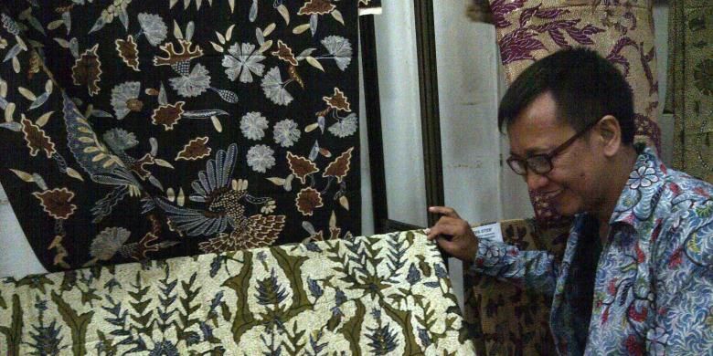 Batik pesisir Madura berciri khas pada motif, cara pewarnaan, dan pilihan warnanya. Motif sesek (sisik), pikopi (kembang kopi), dan beras tompa (beras tumpah) bisa dilihat di Pameran Batik Pamekasan di Museum Mandiri, Jakarta, Sabtu (3-4/11/2012) dari pukul 10.00 hingga 15.00. Selain pameran, pengunjung bisa belajar membantik dan membeli kain tradisional nusantara ini.