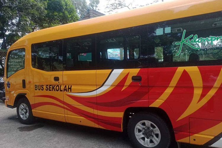 Bus sekolah beroperasi di Kabupaten Kulon Progo, Daerah Istimewa Yogyakarta. Dua armada dipakai untuk layanan yang berlangsung sepanjang 10-14 Oktober 2022. Dinas Perhubungan Kulon Progo mengoperasikan dua bus ini sebagai uji coba sebelum operasional penuh di awal 2023. Tampak pelajar memanfaatkan bus sekolah ini.