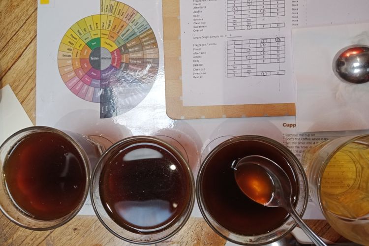 Proses penilaian kopi Nusantara, saat acara Shopee X Anomali Coffee, di gerai Anomali Coffee Menteng, Jakarta, Jumat (27/7/2018).