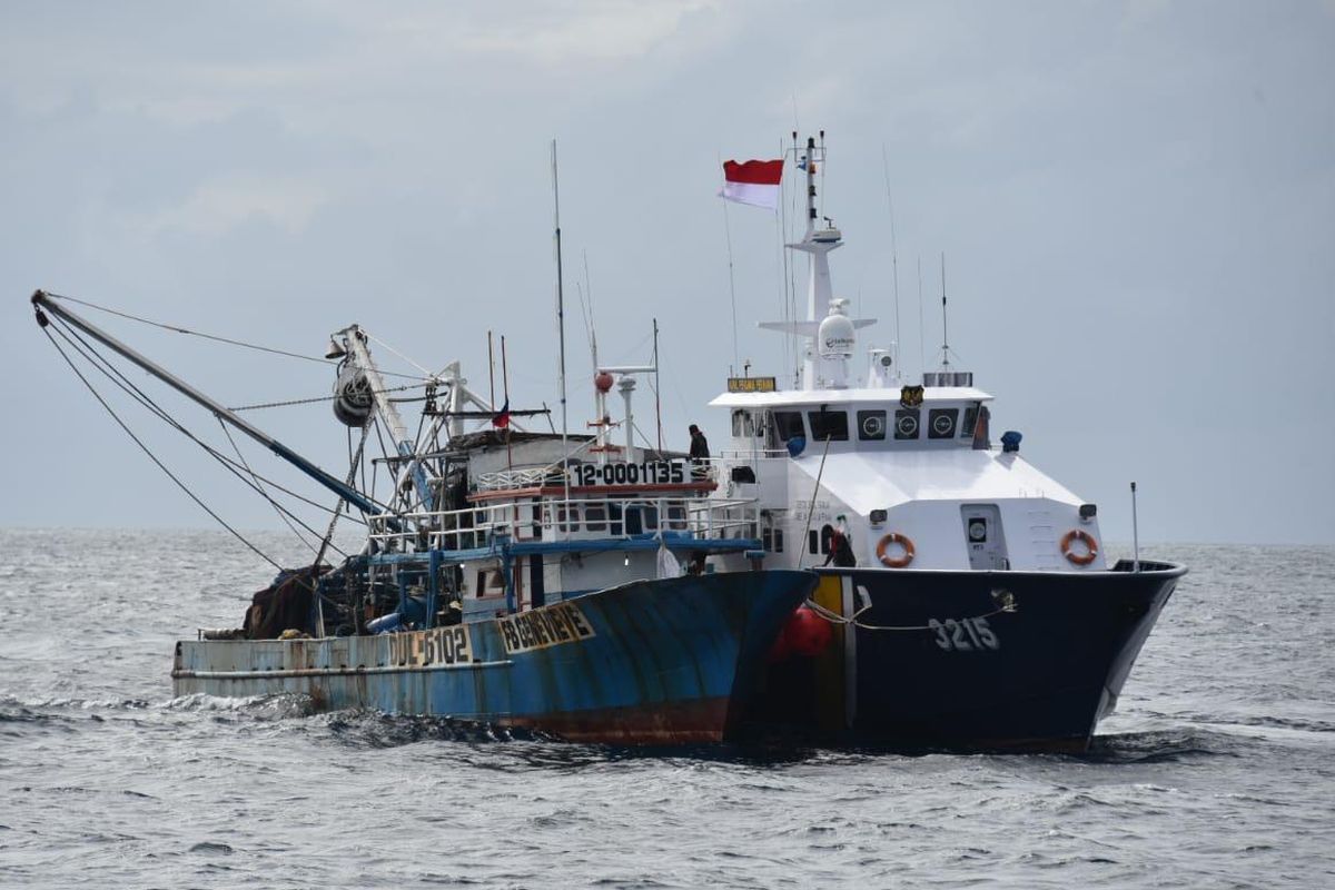 Kapal illegal fishing berbendera Filipina yang diringkus Kapal Pengawas Perikanan KKP di Laut Sulawesi.