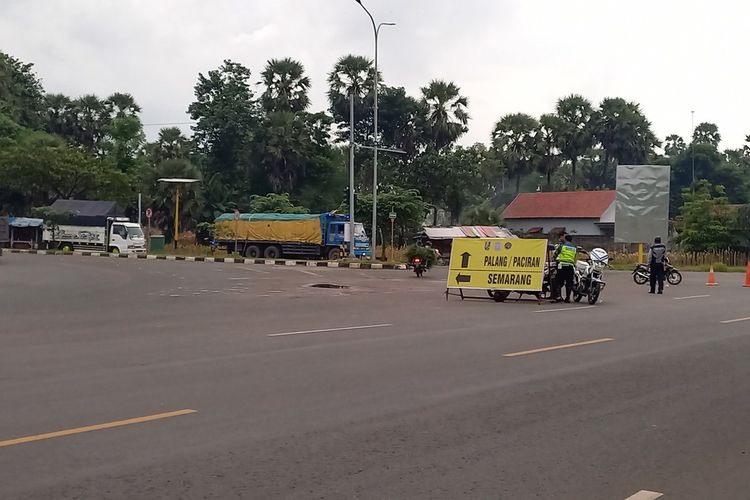 Pengalihan arus lalu lintas kendaraan truk di jalur pantura Tuban dialihkan melalui Simpang Tiga Tunah hingga Terminal Wisata Tuban, selama 6 hari kedepan.