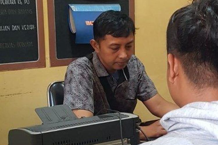 Pedagang baju bekas Cimol di Pasar Gedebage, Kota Bandung yang mengancam pembelinya menggunakan pisau menjalani pemeriksaan di Polsek Panyileukan, Kota Bandung, Jumat (12/5/2023). 