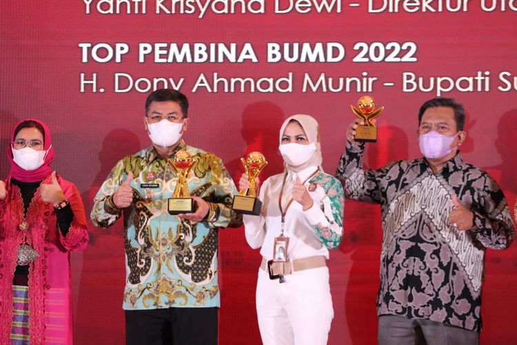 Wakil Bupati (Wabup) Erwan Setiawan saat menerima penghargaan dalam acara BUMD Award 2022 di Dian Ballroom, Hotel Raffles, Jakarta, Rabu (20/4/2022).

