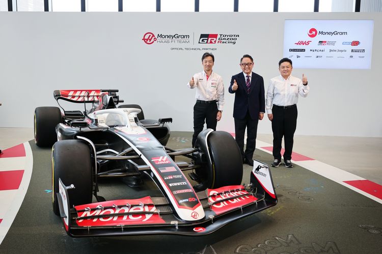 Dari kiri Team Principal MoneyGram Haas F1 Team Ayao Komatsu, Chairman Toyota Motor Corporation Akio Toyoda, dan Presiden GAZOO Racing Company Tomoya Takahashi