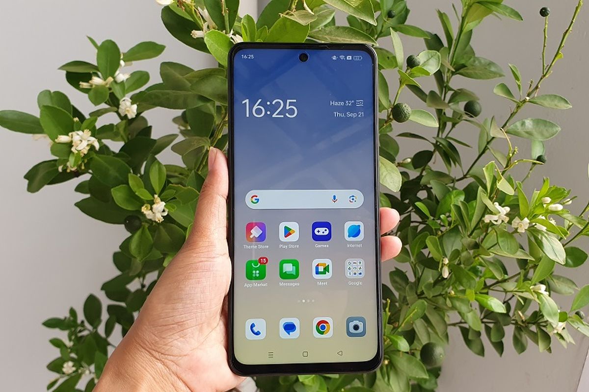 Oppo A98 5G didesain dengan layar berlubang untuk menempatkan kamera depan. Kamera tersebut memiliki resolusi 32 MP. Layarnya berukuran 6,72 inci dengan panel LCD LTPS, resolusi Full HD Plus (2.400 x 1.080 piksel) dan refresh rate 120 Hz. 