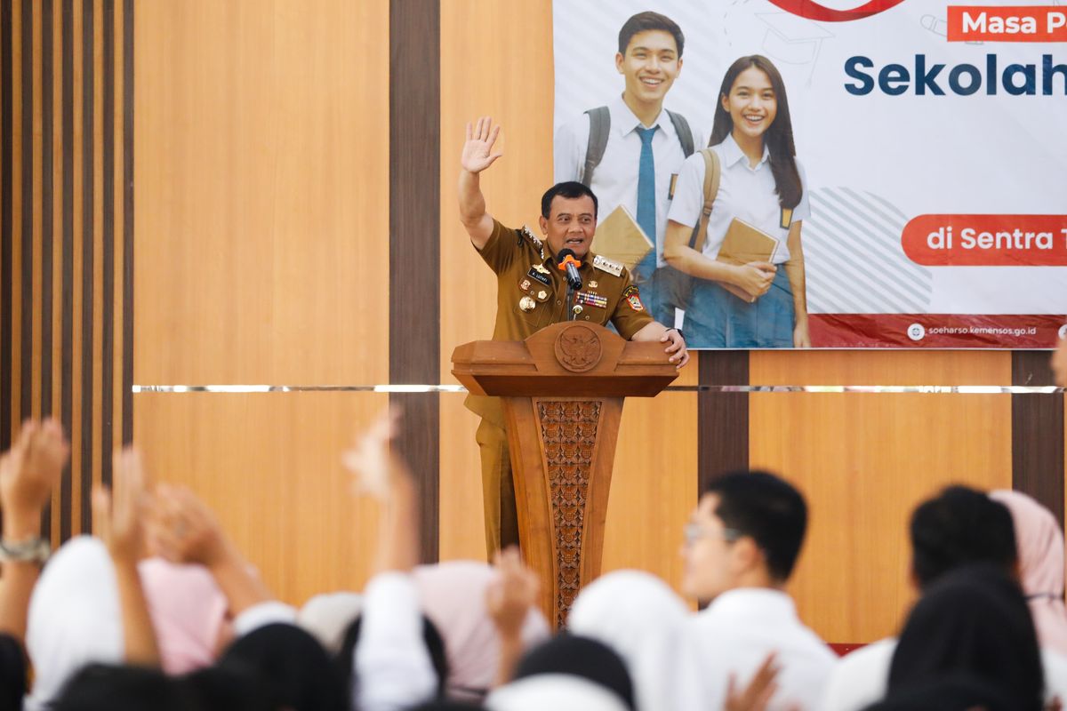 Gubernur Jawa Tengah Ahmad Luthfi saat menghadiri acara pembukaan Masa Pengenalan Lingkungan Sekolah (MPLS) 2025 di Sekolah Rakyat Menengah Atas 17 Surakarta, Senin (14/7/2025).