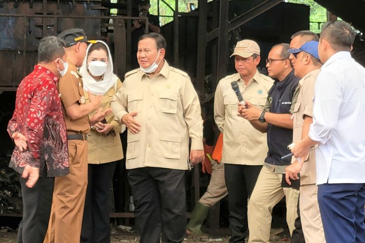 Kunjungi TPA Kaliori Banyumas, Prabowo Pede Tanpa Masker