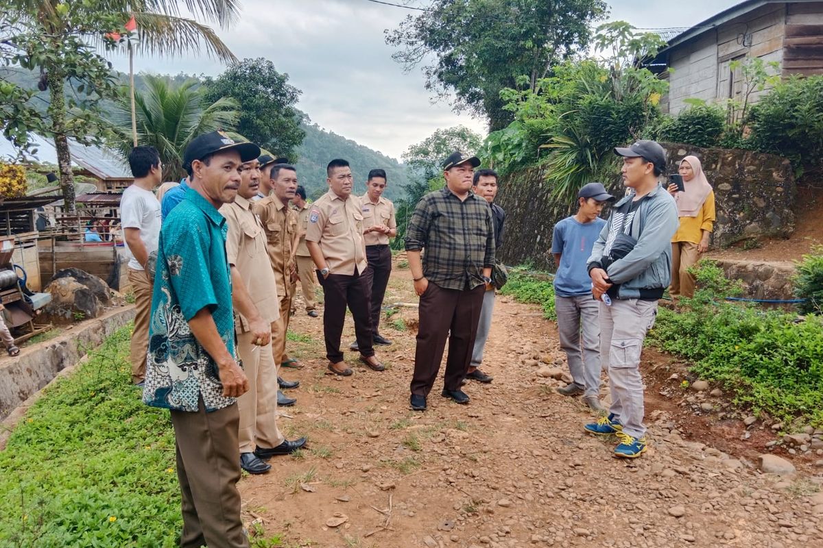 Bupati Seluma Erwin Octavian melakukan pengecekan sejumlah jalan rusak di Kabupaten Seluma, Provinsi Bengkulu.
