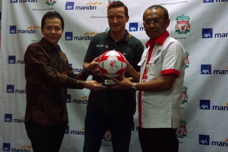 (Dari kiri ke kanan) Presiden Direktur AXA Mandiri Financial Services Handojo G Kusuma, legenda Liverpool Vladimir Smicer, dan Sekretaris Menpora Gatot S Dewa Broto saat berkunjung ke Kantor Kemenpora, Kamis (7/2/2019). 

AXA Mandiri sebagai bagian dari AXA Grup, menjadi Official Global Insurance Liverpool FC empat tahun ke depan sejak 2019.