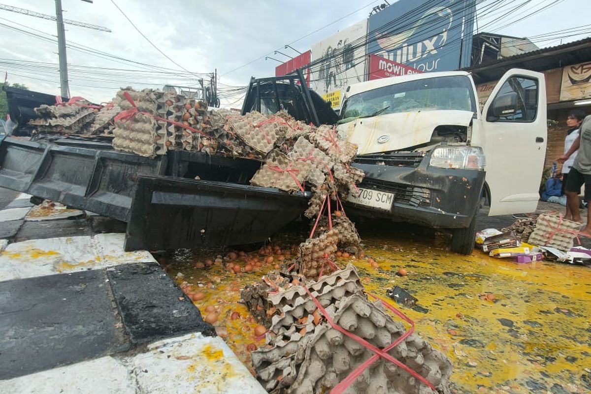 Sebuah kecelakaan lalu lintas yang melibatkan sejumlah kendaraan dilaporkan terjadi pada Minggu (9/4/2023) pagi di Depok, Jawa Barat.