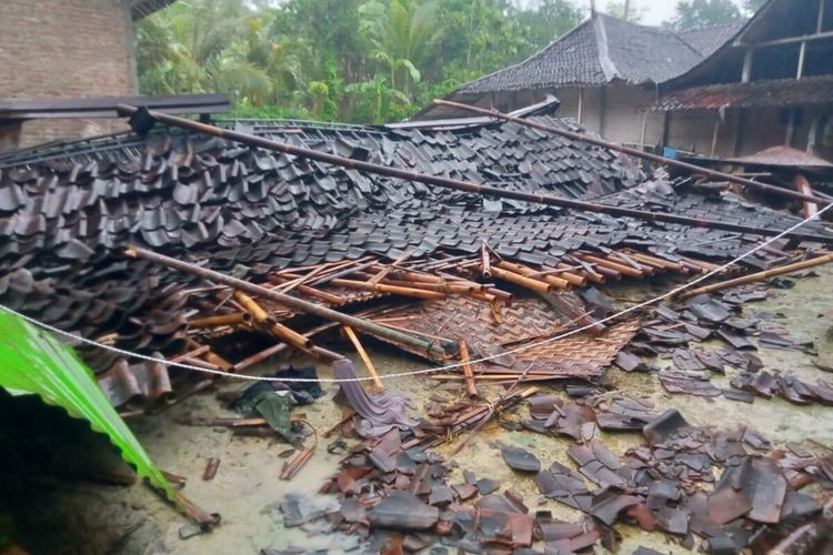 Dapur roboh di Lemahdadi, Bangunjiwo, Kasihan, Bantul, DI Yogyakarta. Kamis (21/11/2024) petang