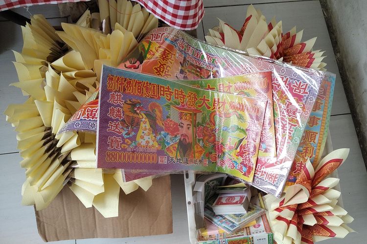 Uang-uangan kimcoa untuk dewa dan mucoa untuk leluhur dalam sesajen sembahyangan leluhur sehari menjelang imlek, Selasa (28/1/2025).