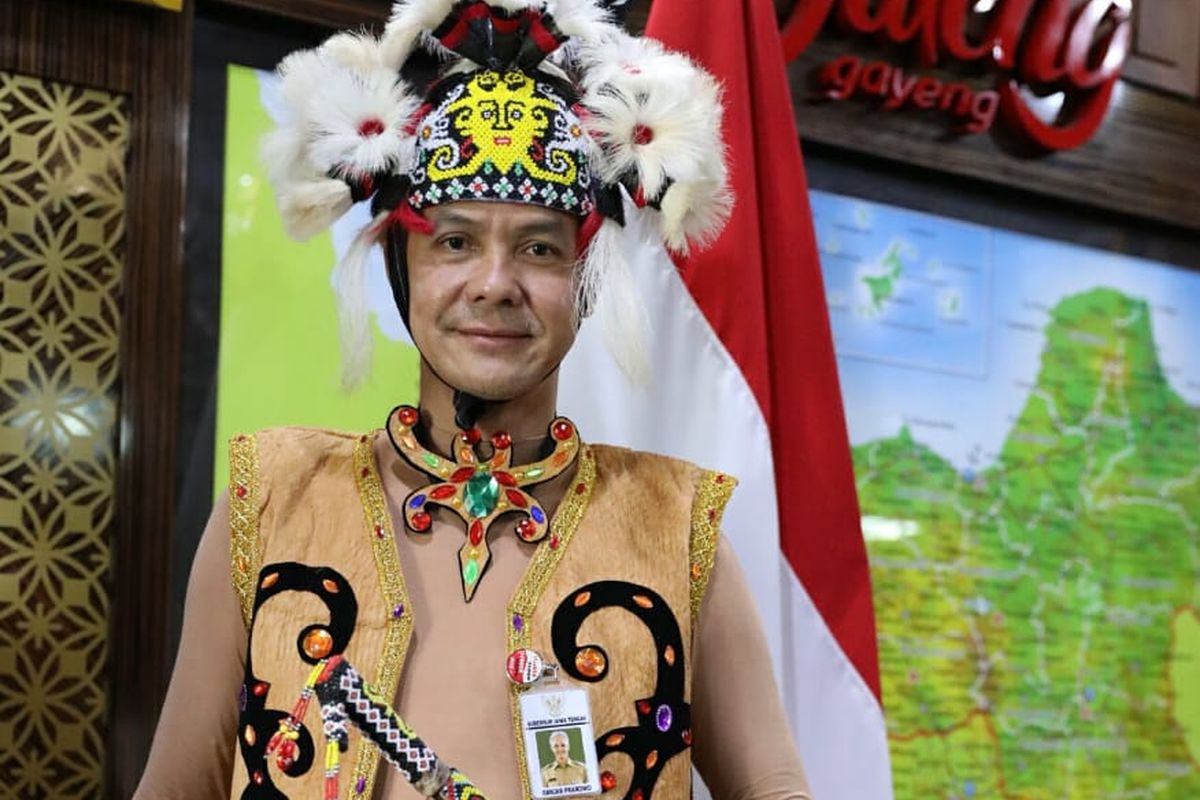 Gubernur Jateng Ganjar Pranowo ketika menggunakan pakaian adat Suku Kenyah saat berkantor di Kantor Gubernur Jateng, Jalan Pahlawan, Kota Semarang, Kamis (23/07/2020).