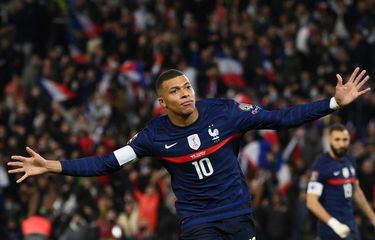 Kylian Mbappe merayakan gol kontra Kazakhstan pada laga lanjutan Grup D Kualifikasi Piala Dunia Eropa di Parc des Princes, Paris, pada Minggu (14/11/2021) dini hari WIB.