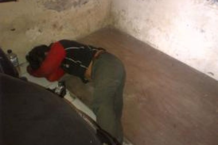 Bagus Ariwobowo, meringkuk di sel tahanan Polsek Tlanakan, setelah tertangkap basah mencuri beras satu karung, Jumat (20/9/2013).
