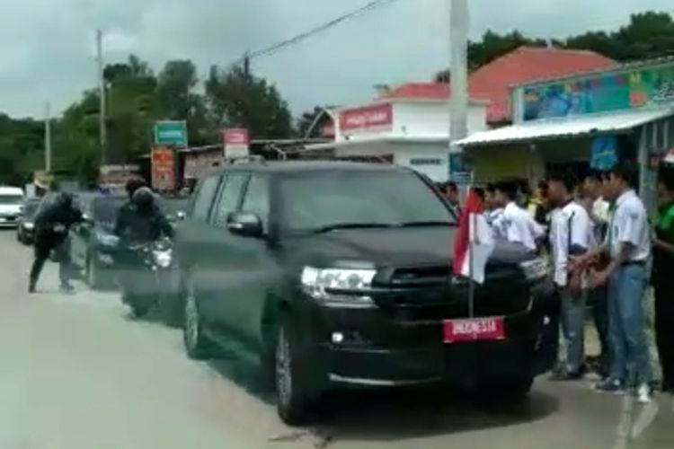 Video amatir yang mendokumentasikan iring-iringan kendaraan rombongan Presiden RI Joko Widodo melaju pelan mempersilahkan ambulans pembawa pasien viral di media sosial, Rabu (5/1/2022).