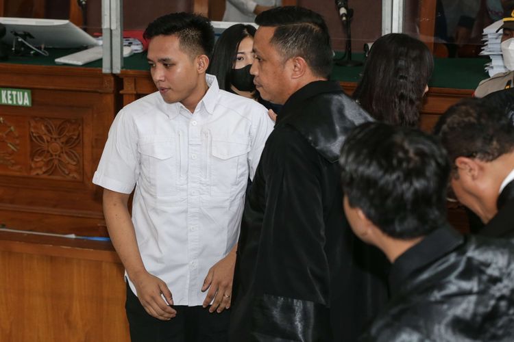 Terdakwa kasus dugaan pembunuhan berencana terhadap Nofriansyah Yosua Hutabarat atau Brigadir J, Richard Eliezer menjalani sidang vonis di Pengadilan Negeri Jakarta Selatan, Rabu (15/2/2023). Richard Eliezer divonis hukuman 1,5 tahun penjara.