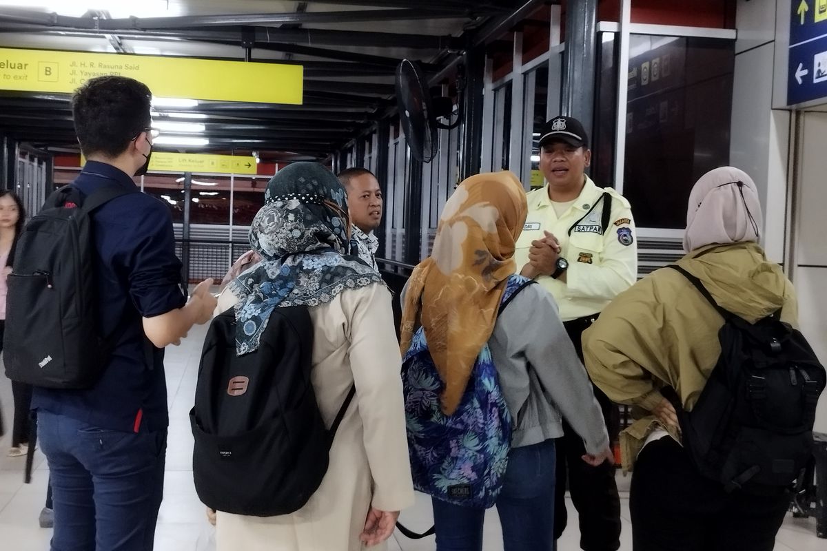 Sejumlah calon penumpang LRT kecewa karena ketinggalan kereta di Stasiun LRT Kuningan, Setiabudi, Jakarta Selatan, Senin (28/8/2023). (KOMPAS.com/XENA OLIVIA)