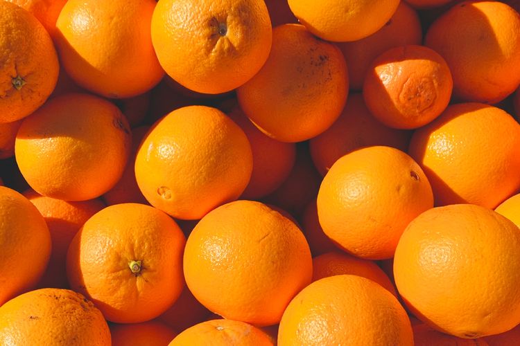 Buah jeruk adalah salah satu buah yang dipercaya bisa menurunkan risiko kanker payudara.