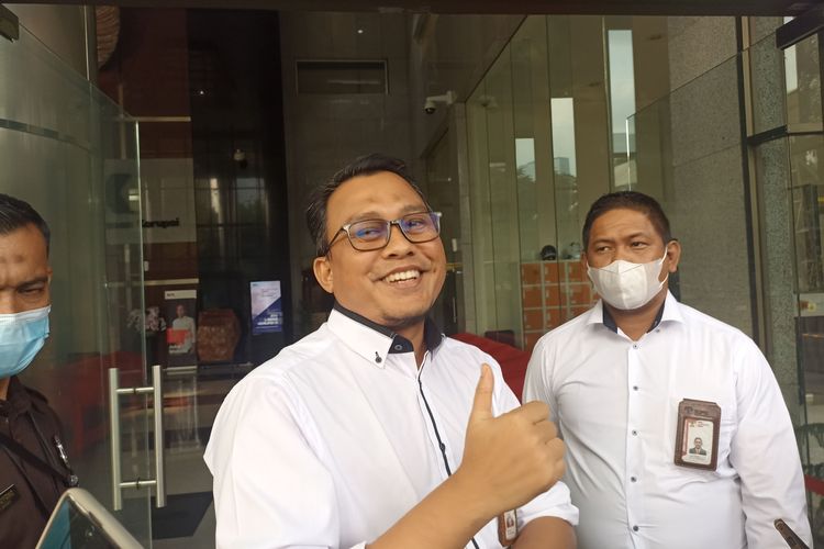 Komisi Pemberantasan Korupsi (KPK) kembali menetapkan Kepala Bea dan Cukai Makassar, Andhi Pramono sebagai tersangka dugaan tindak pidana pencucian uang (TPPU), Senin (12/6/2023).