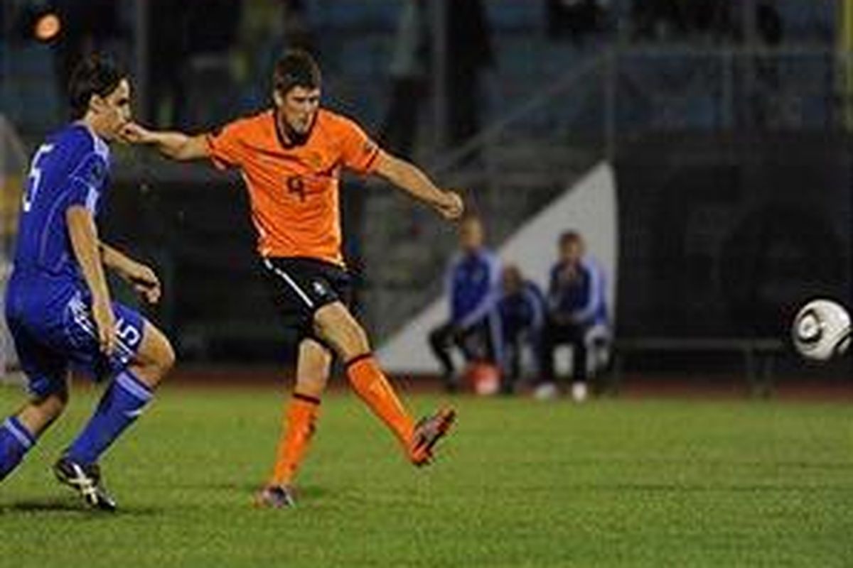 Penyerang Belanda, Klaas-Jan Huntelaar (kanan), menembakkan bola yang berujung gol ke gawang San Marino, pada kualifikasi Piala Eropa 2012, Jumat (3/9/2010).