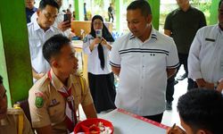 Kunjungi SMAN di Pekanbaru, Gubri Abdul Wahid Pastikan Program MBG Berjalan Optimal