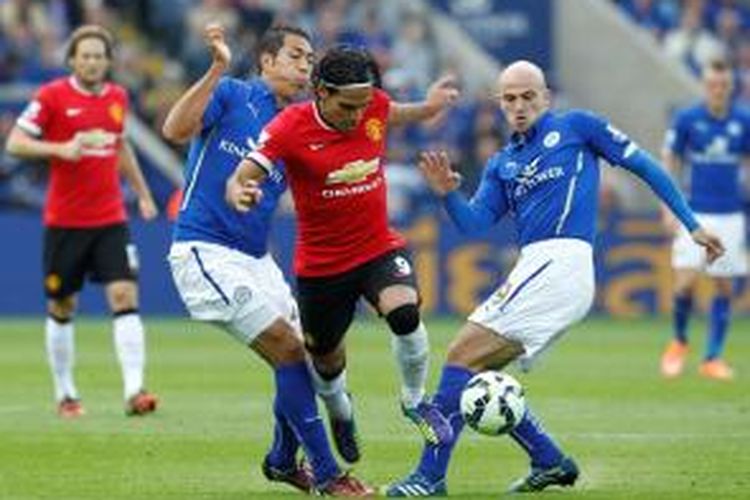 Gelandang Leicester City, Esteban Cambiasso, (kanan) saat berupaya menghadang laju striker Manchester United, Radamel Falcao, pada lanjutan Premier League di King Power Stadium, 21 September 2014. 