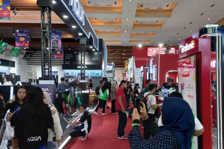 Suasana pengunjung Jakarta Fair 2024 yang sedang berbelanja pada Rabu (12/6/2024)