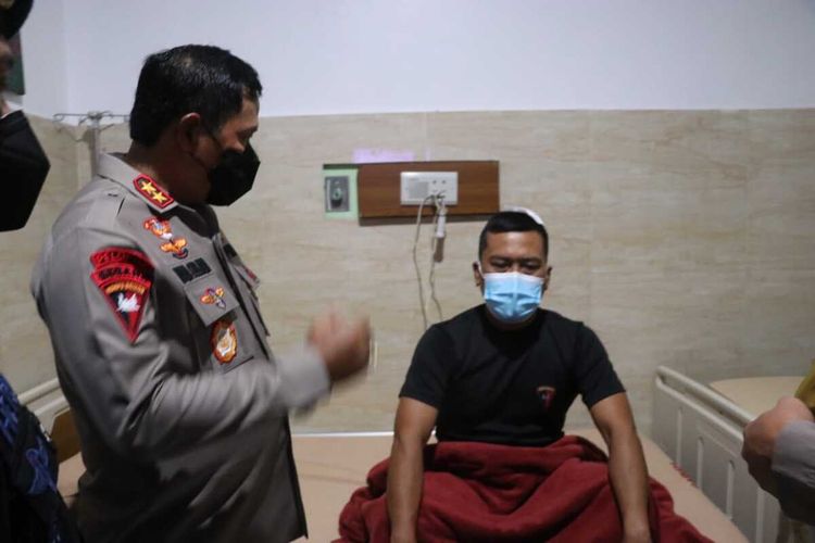 Kapolda Sulsel Irjen Polisi Nana Sudjana didampingi Wakapolda Sulsel Brigjen Polisi CH Patoppoi membesuk 2 personel Polda Sulsel yang mendapatkan perawatan medis di RS Bhayangkara Polda Sulsel, Makassar, Rabu (13/4/2022).