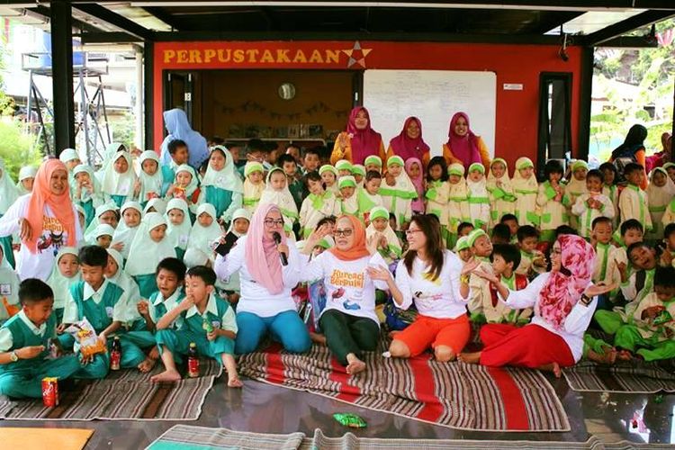 LSS Reboeng saat mengadakan acara mendongeng dengan anak-anak TK di Jakarta.