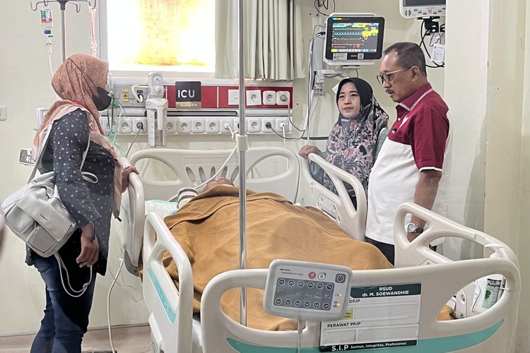 Armuji Meneteskan Air Mata Saat Kunjungi Korban Kericuhan Konser Denny Caknan
