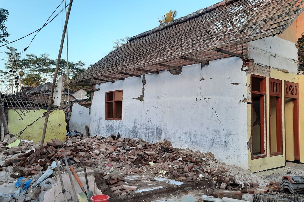 Kondisi rumah Pujiati (50) di Desa Majangtengah, Kecamatan Dampit, Kabupaten Malang yang ambruk total akibat gempa yang terjadi pada Sabtu (10/4/2021). Foto diambil pada Minggu (11/4/2021).
