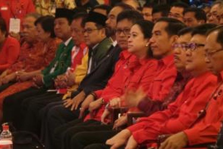 Presiden Joko Widodo saat menyaksikan pidato politik Ketua Umum PDI Perjuangan Megawati Soekarnoputri, dalam acara pembukaan Kongres IV, di Sanur, Bali, Kamis (9/4/2015).