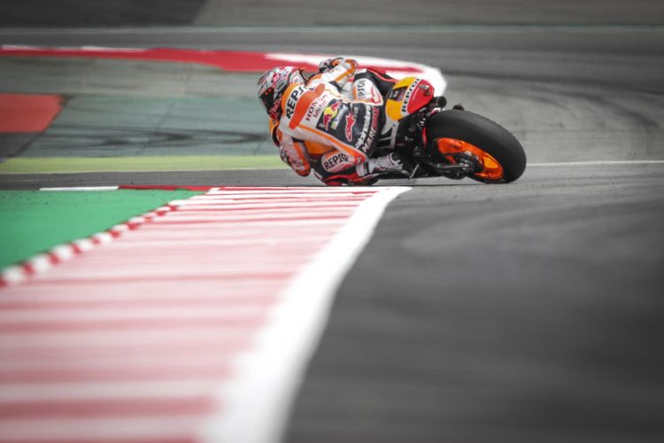 Pebalap Repsol Honda Team asal Spanyol, Marc Marquez, memacu motornya pada hari pertama GP Catalunya di Circuit de Barcelona-Catalunya, Jumat (9/6/2017).